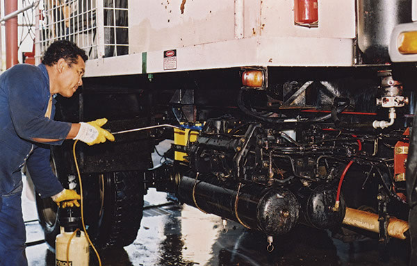Degreasing truck
